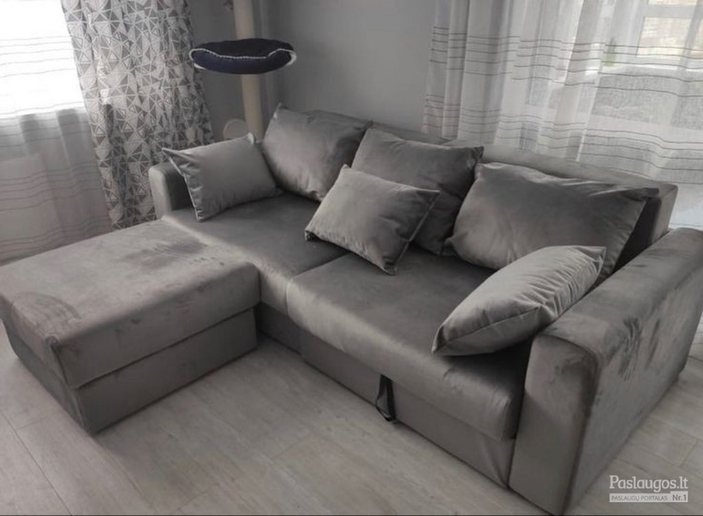 Aksominė sofa su pagalvėlėmis