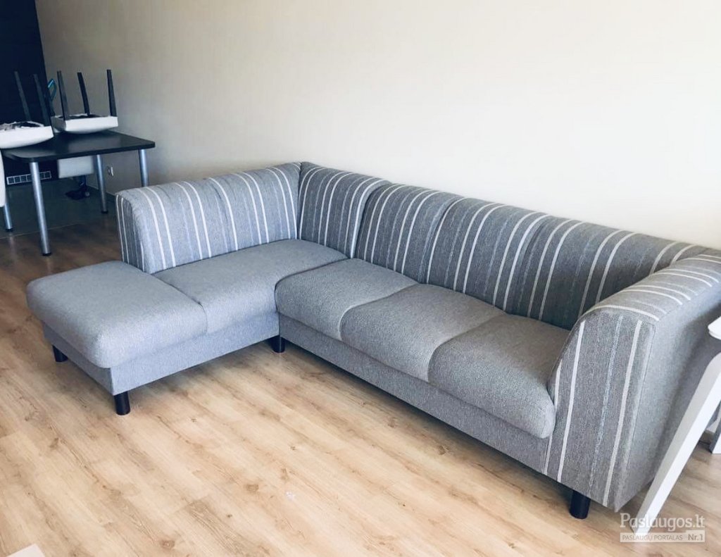 Pervilktas kampinis sofas su dryžuotu audiniu