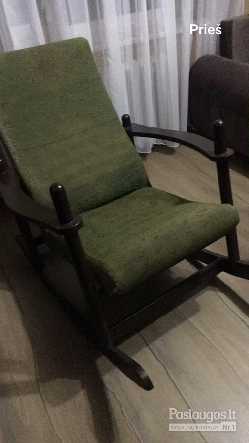Sena supama kėdė prieš restauravimą