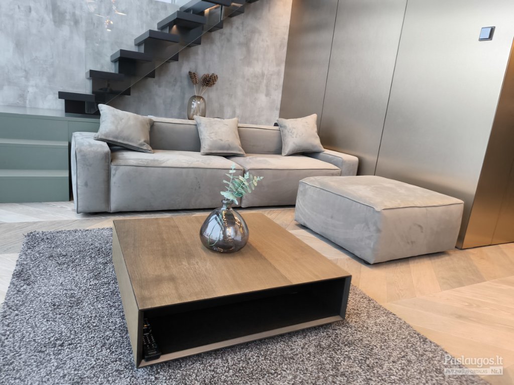 Restauruota sofa moderniame interjere