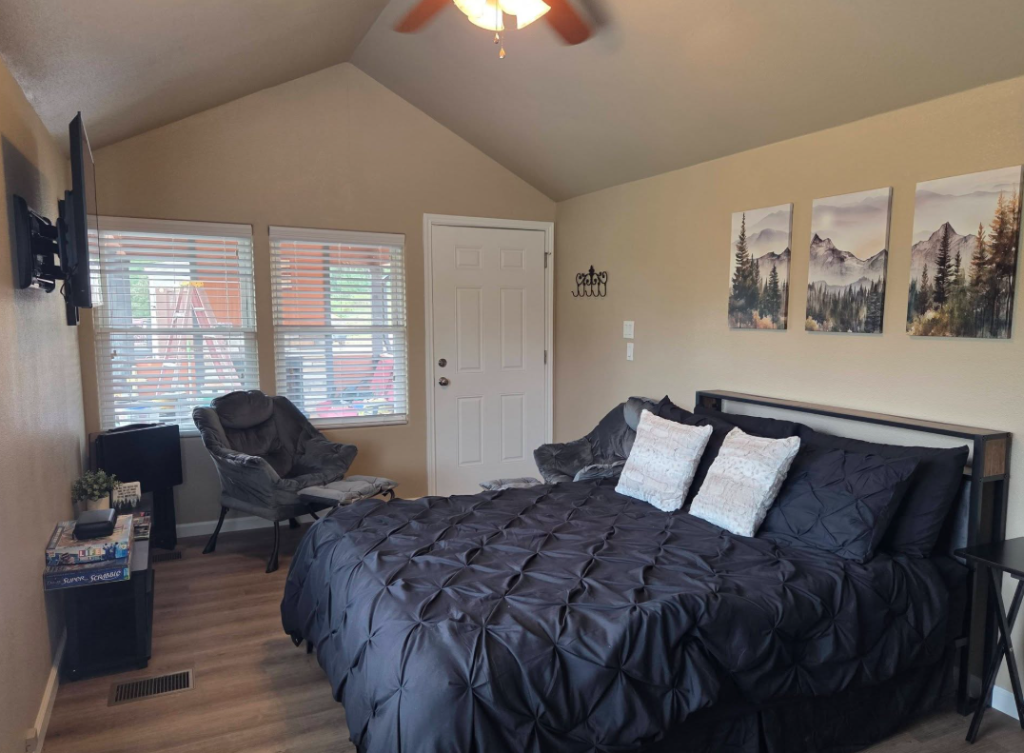 Living Area & Smart TV