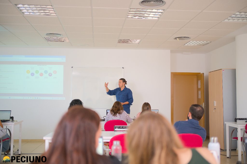 Enrique de los Reyes impartiendo formación en aula