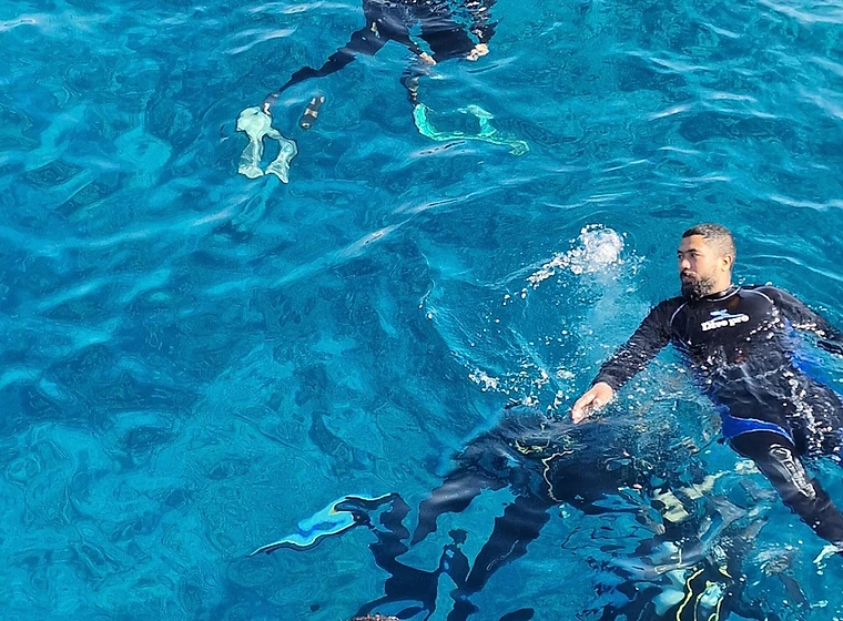 Instructor supervisando una práctica de buceo seguro en aguas cristalinas