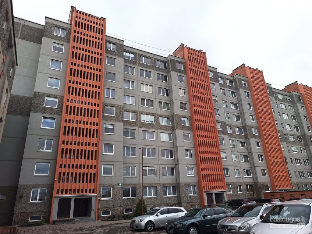 Atnaujintas daugiaaukščio fasadas
