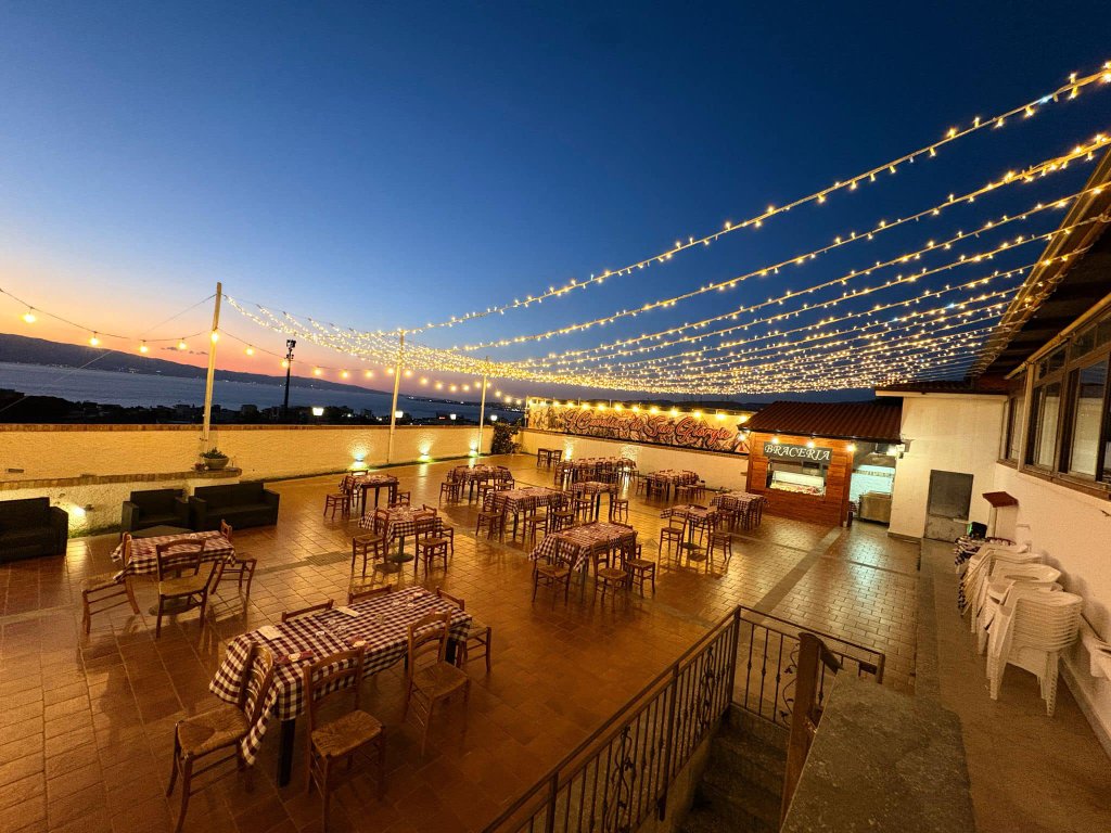Terrazza del ristorante al tramonto