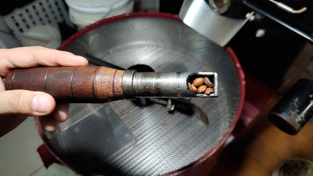 Grãos de café especial sendo torrados artesanalmente na Artemis