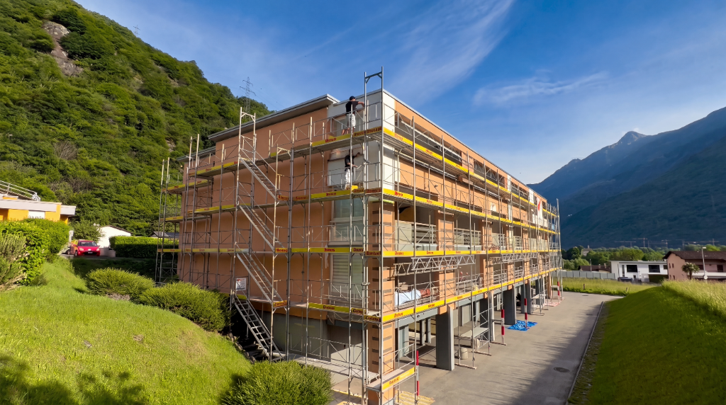 Facciata in fase di risanamento a Sementina, Bellinzona