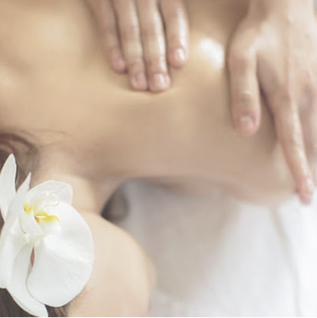 mobile massage therapist in Atlanta GA performing Swedish massage - Carol Thomas Calming Trends