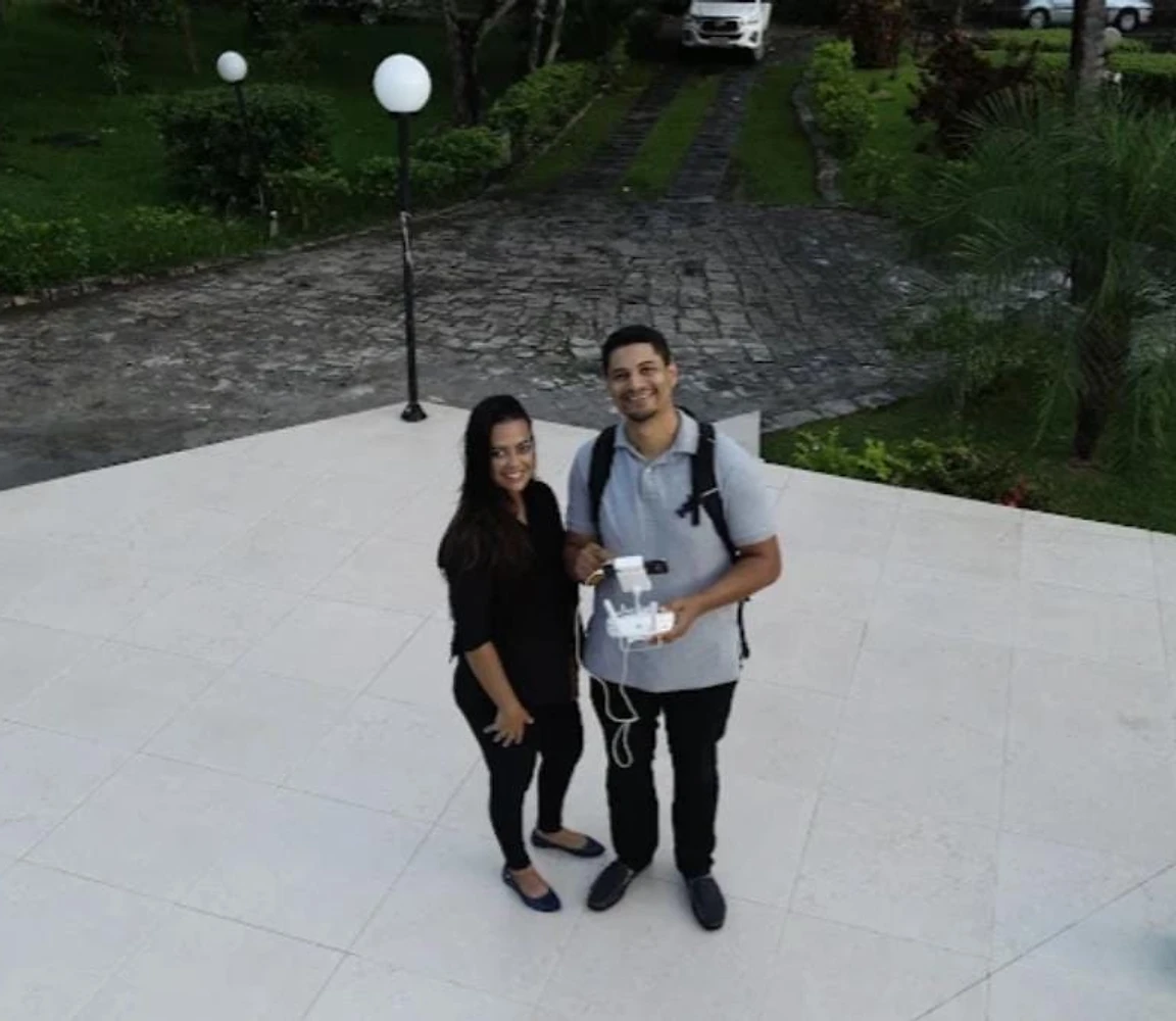 Equipe da Geovant operando drone de mapeamento