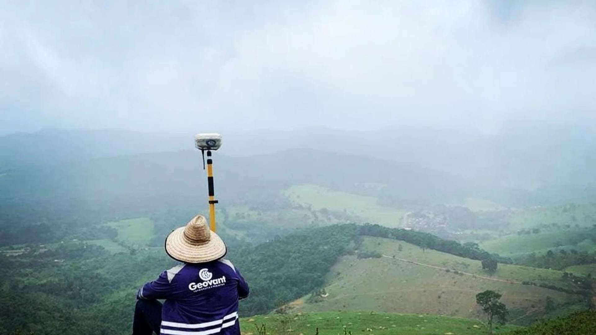 Topógrafo da Geovant em trabalho de campo