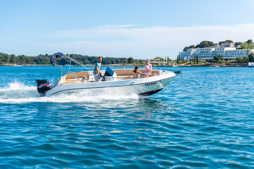 Gaia 22 Open motorboat with guests cruising along the Poreč coastline in Istria, Croatia