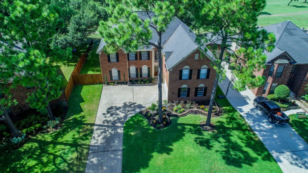 Aerial photo of Hearthstone Houses showing the spacious grounds and lush surroundings