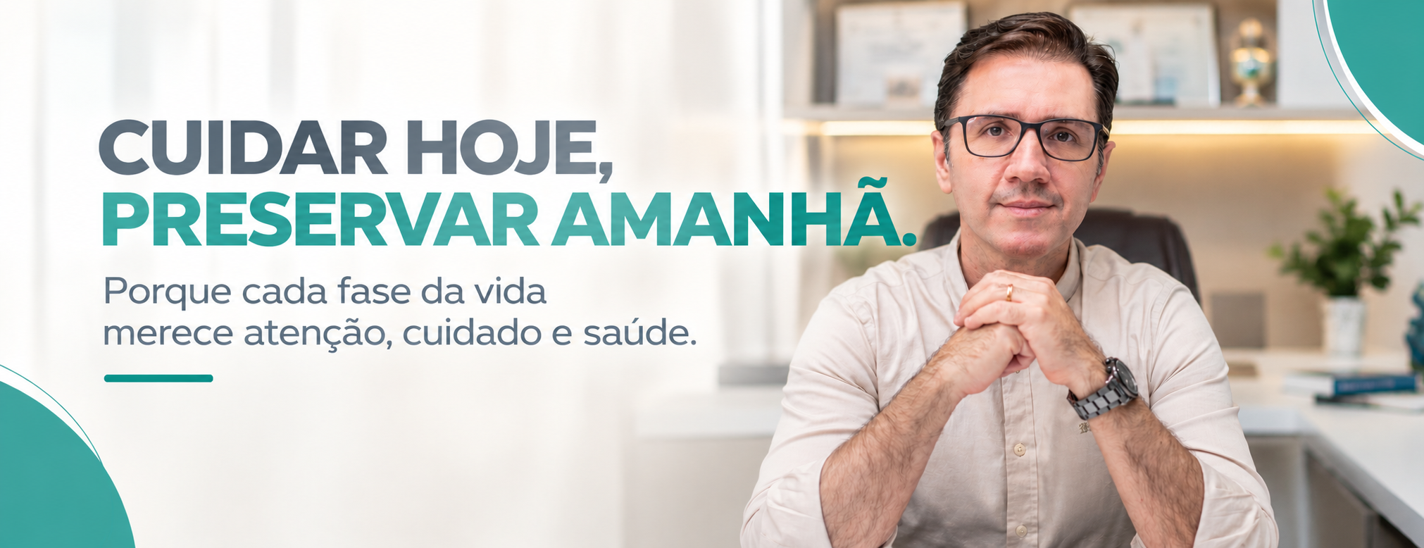 Dr. Denis Milanello sentado em consultório, ao lado da frase 'Cuidar hoje, preservar amanhã'