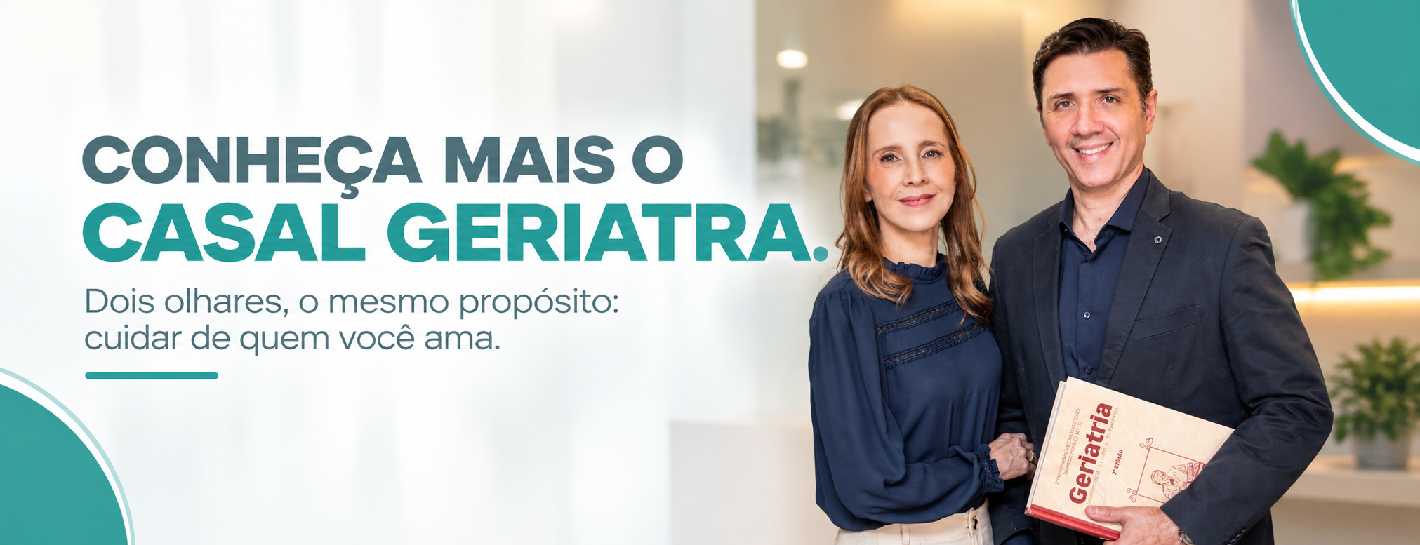 Dra. Graziela Milanello e Dr. Denis Milanello, o Casal Geriatra, sorrindo no consultatório