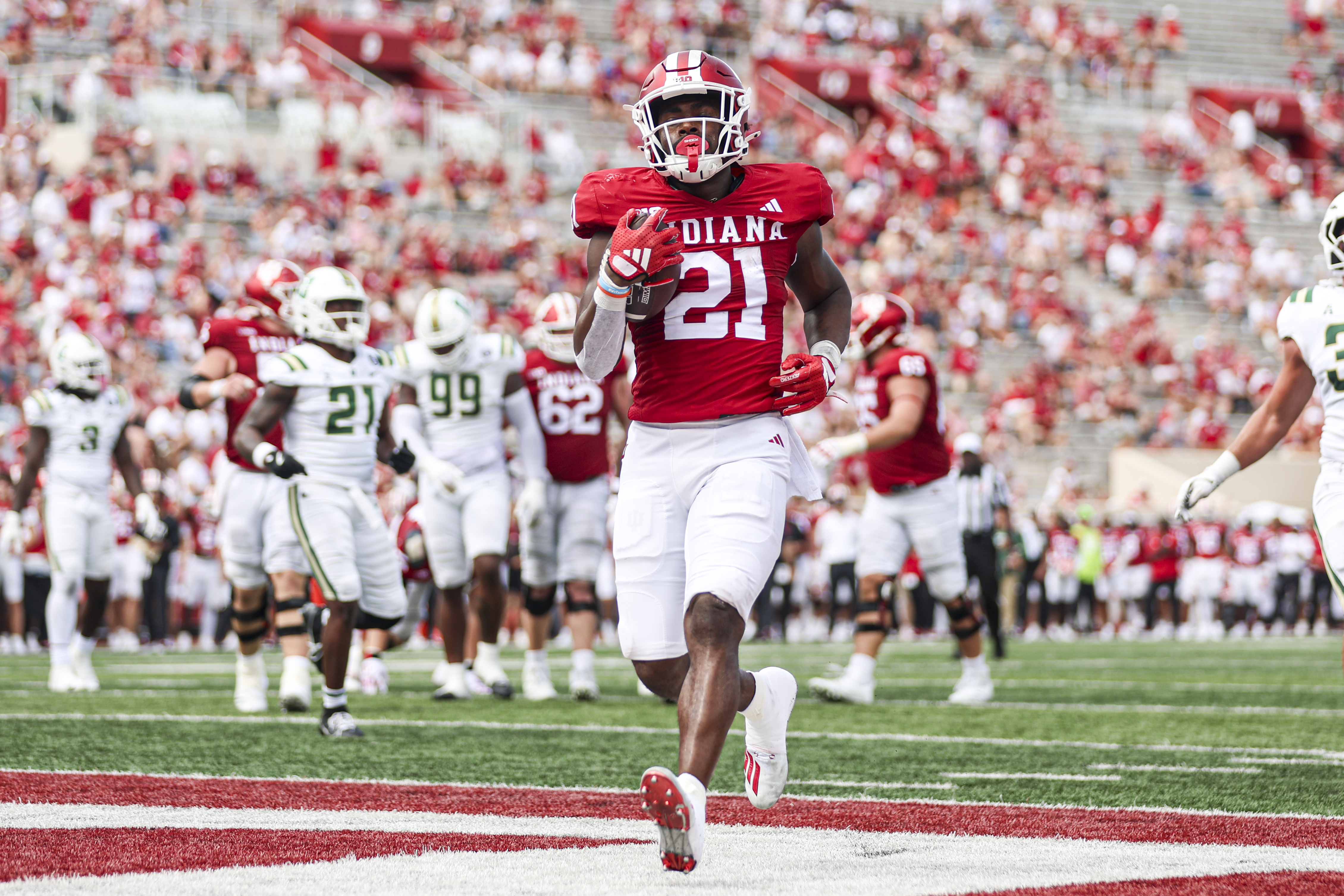 Elijah Green running the ball in his Indiana Hoosiers uniform, number 21
