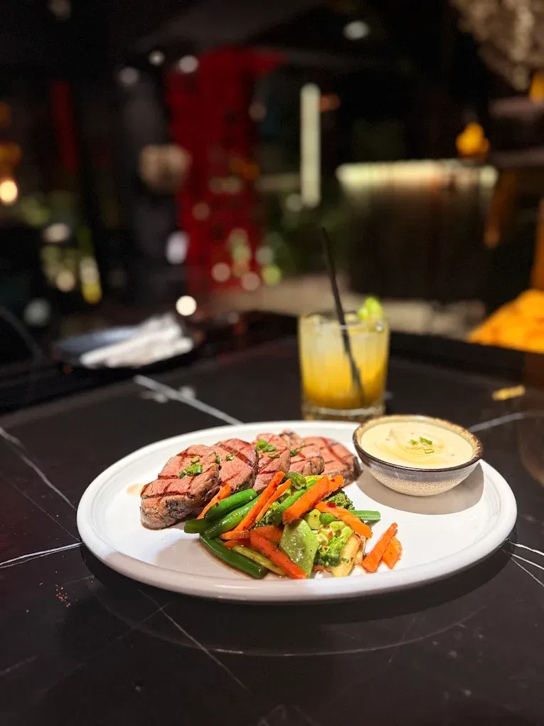 Grilled steak plate with vegetables
