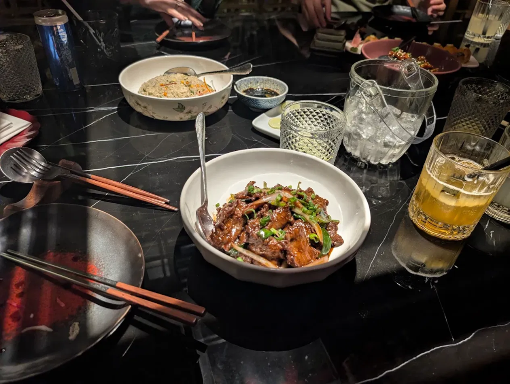 Tabletop dining atmosphere