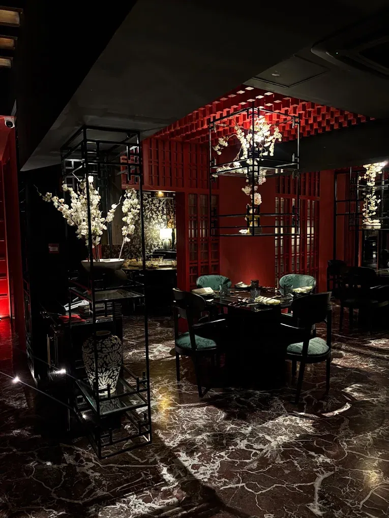 Kurohana interior