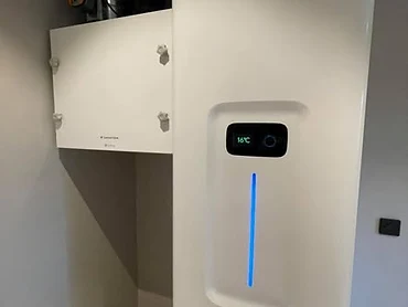 Kompakt klimatanläggning installerad i ett våtrum
