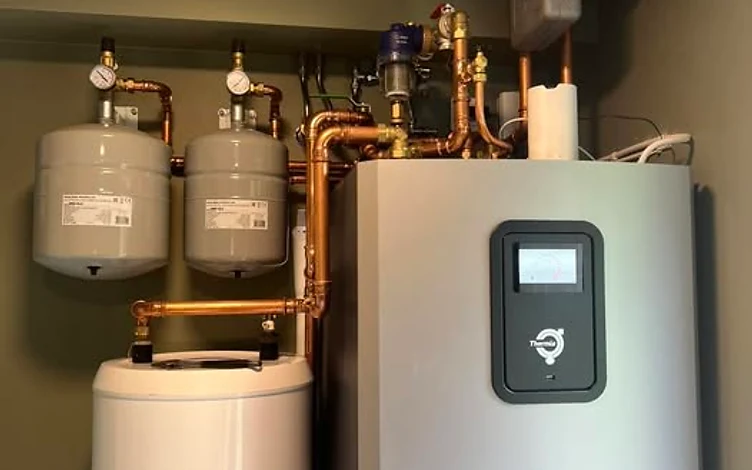 Komplett värmepumpsinstallation med ackumulatortank och kopparrör