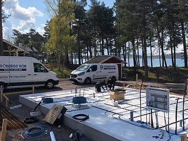 VVS-installation på husgrund med Fröbergs Rörs servicefordon i bakgrunden