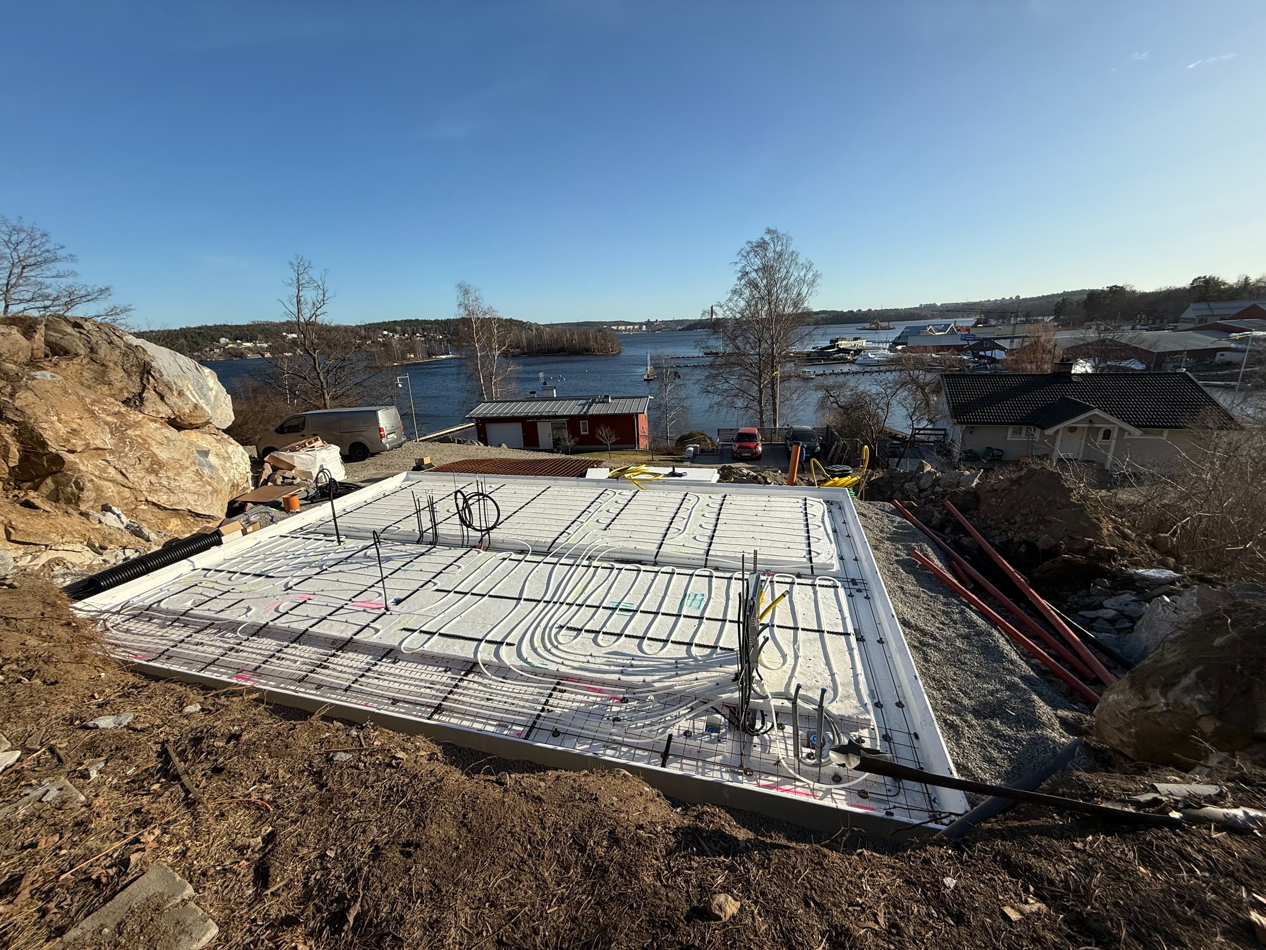 Golvvärmeslingor i platta på mark vid nybyggnation