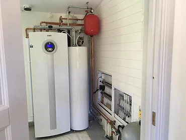 Kompakt värmepumpsinstallation med beredare och expansionskärl