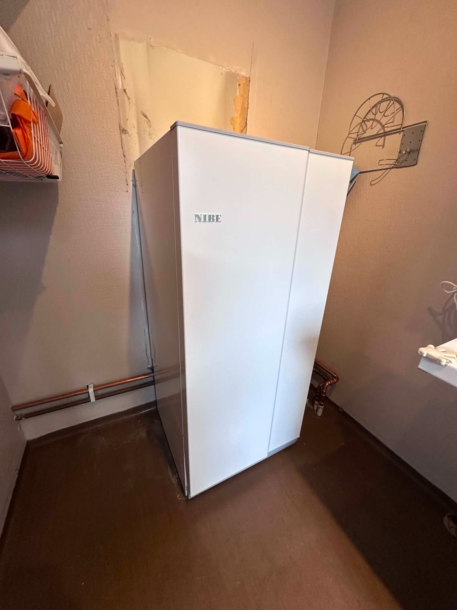 Installerad NIBE-värmepump med noggrann rördragning