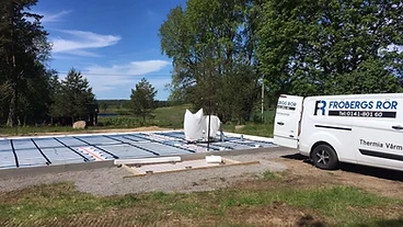 Rördragning i husgrund med Fröbergs Rörs servicefordon intill