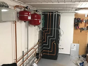 Färdig värmeinstallation med kopparrör och expansionskärl i teknikrum