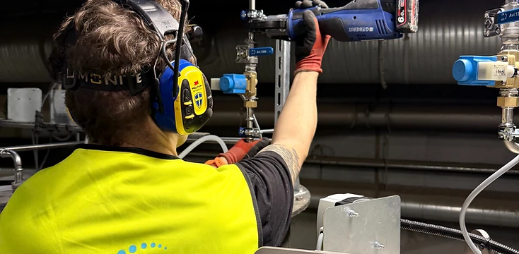 VVS-montör från VVS Produktion utför service i industrimiljö