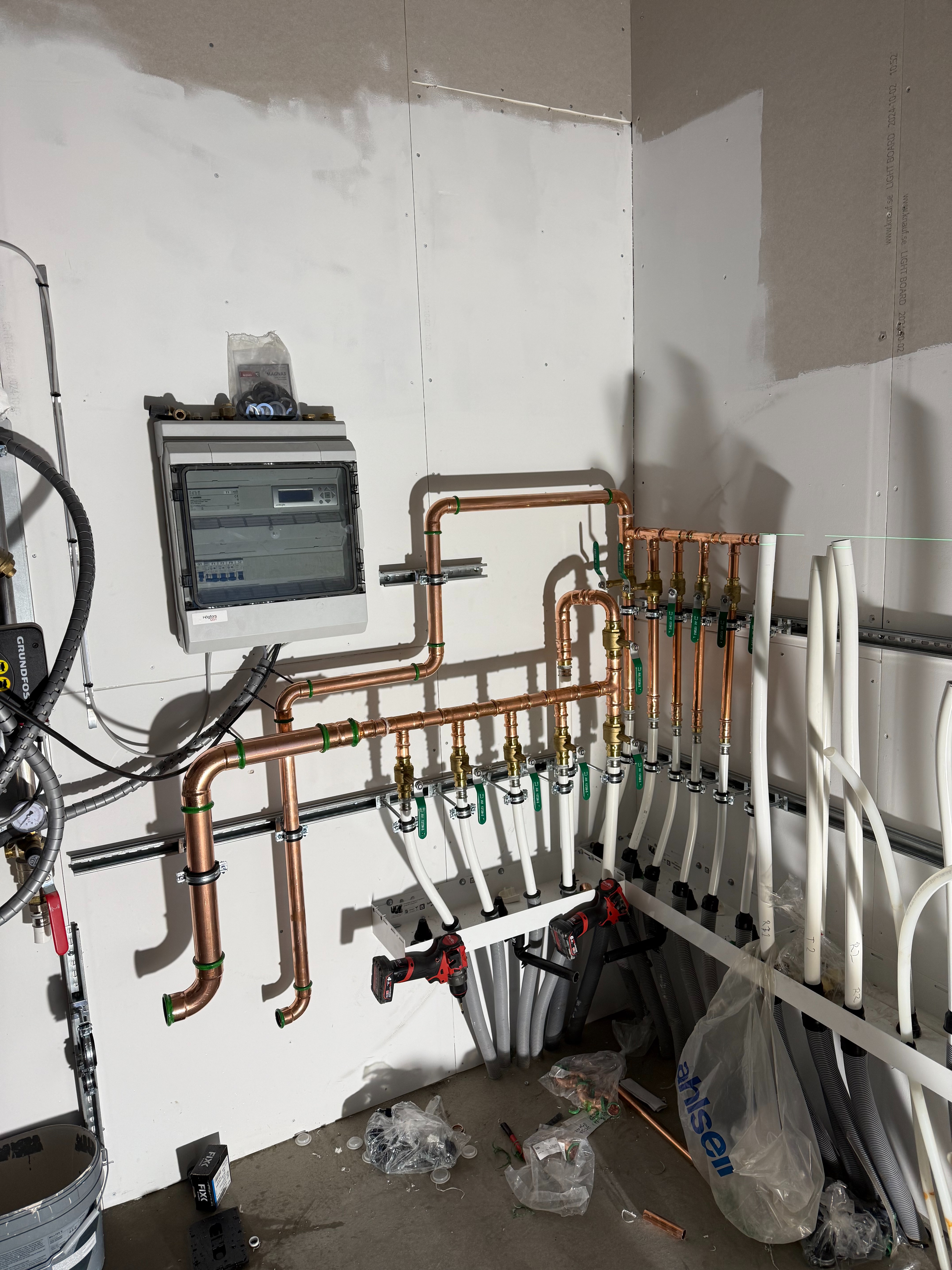 VVS-installation med kopparrör och förgreningar