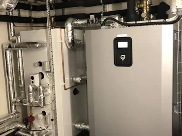 Stor värmepumpsanläggning med isolerade rör och kanaler