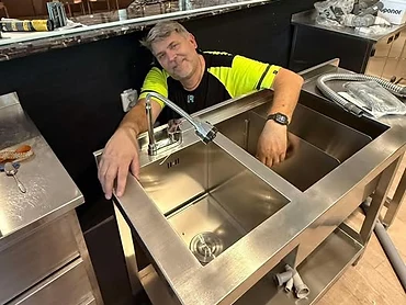 Montör arbetar med diskho och blandare i restaurangmiljö