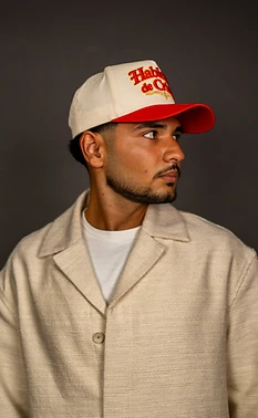 Modelo con la gorra