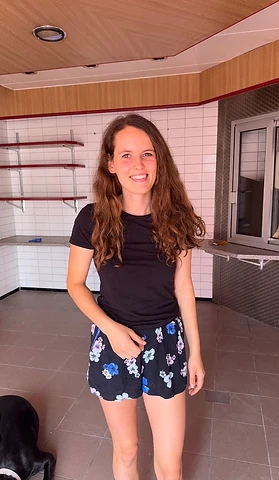 Kristin Sypiena im Herzen ihres entstehenden Ortes – zwischen alten Metzgerei-Fliesen und neuen Ideen