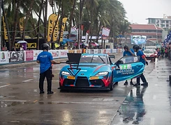 Pit lane crew