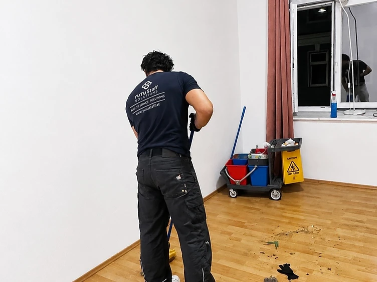 YuTu Facility Services Mitarbeiter bei der Reinigung im Einsatz in Wien