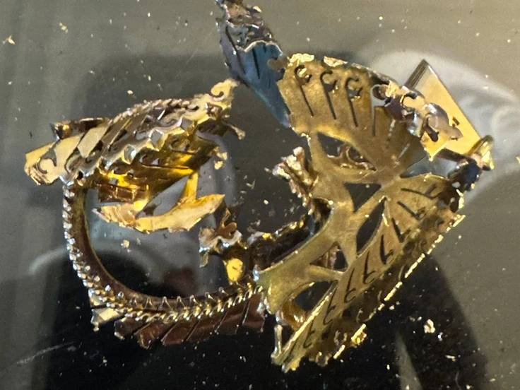 Ornate pre-owned gold pendant at Gold Pros