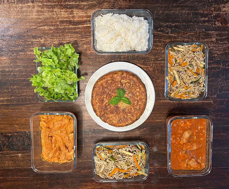 Plats batchcookés disposés sur une table en bois