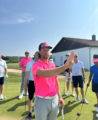 Timo van Geest coaching students