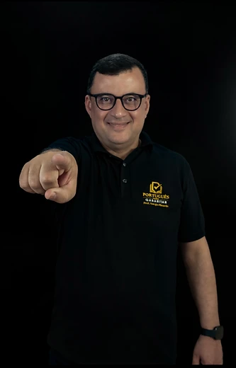 Professor Sérgio Ricardo apontando para o aluno