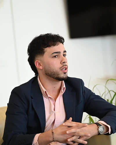 Yassir Doutroi en sesión de trabajo