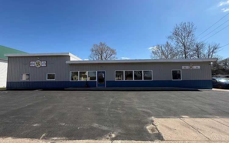 Exterior of Winner's Circle Gaming Lounge at 407 S Main St, Albany, IL