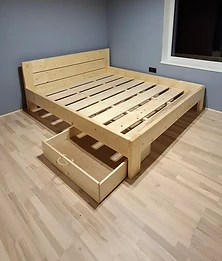 Gulta ar veļas kastēm