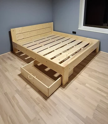 Gulta ar veļas kastēm