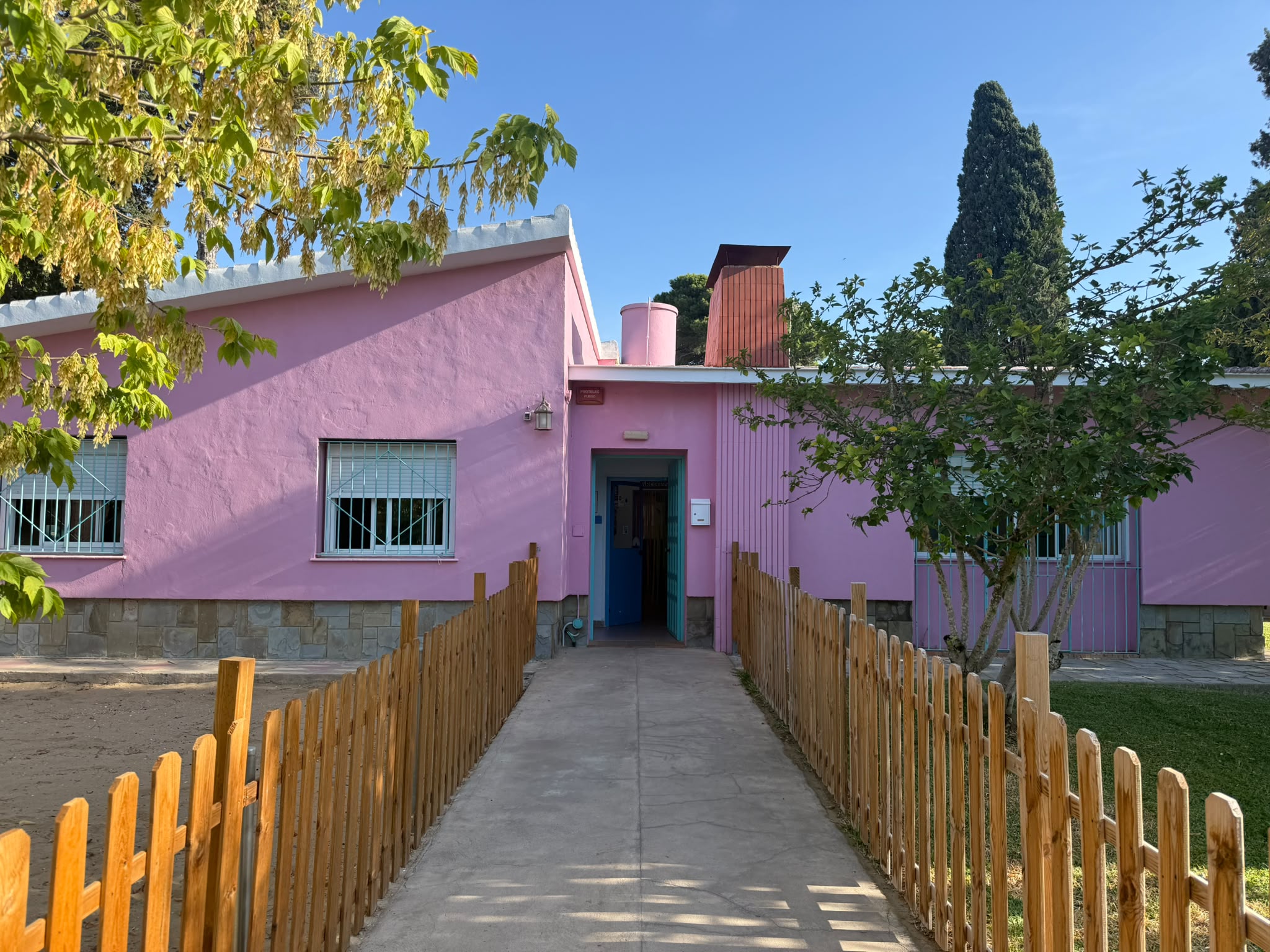 Fachada rosa de la entrada principal del jardín de infancia