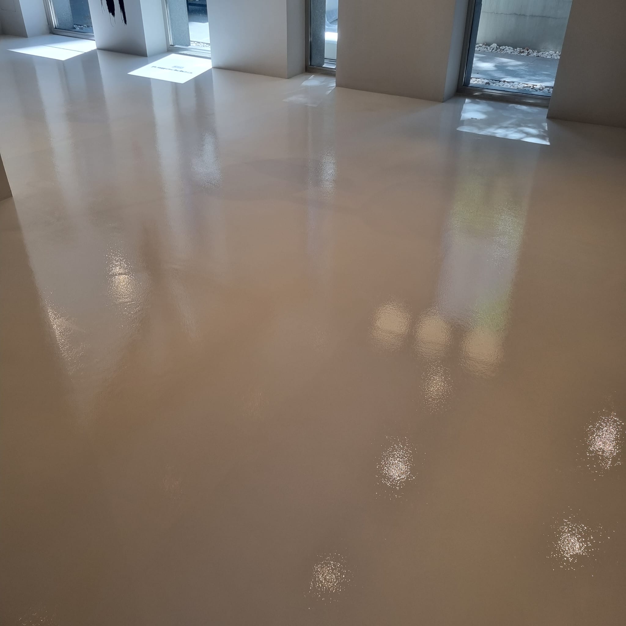 Pavimento in resina di pregio realizzato da Omnia Pavimenti