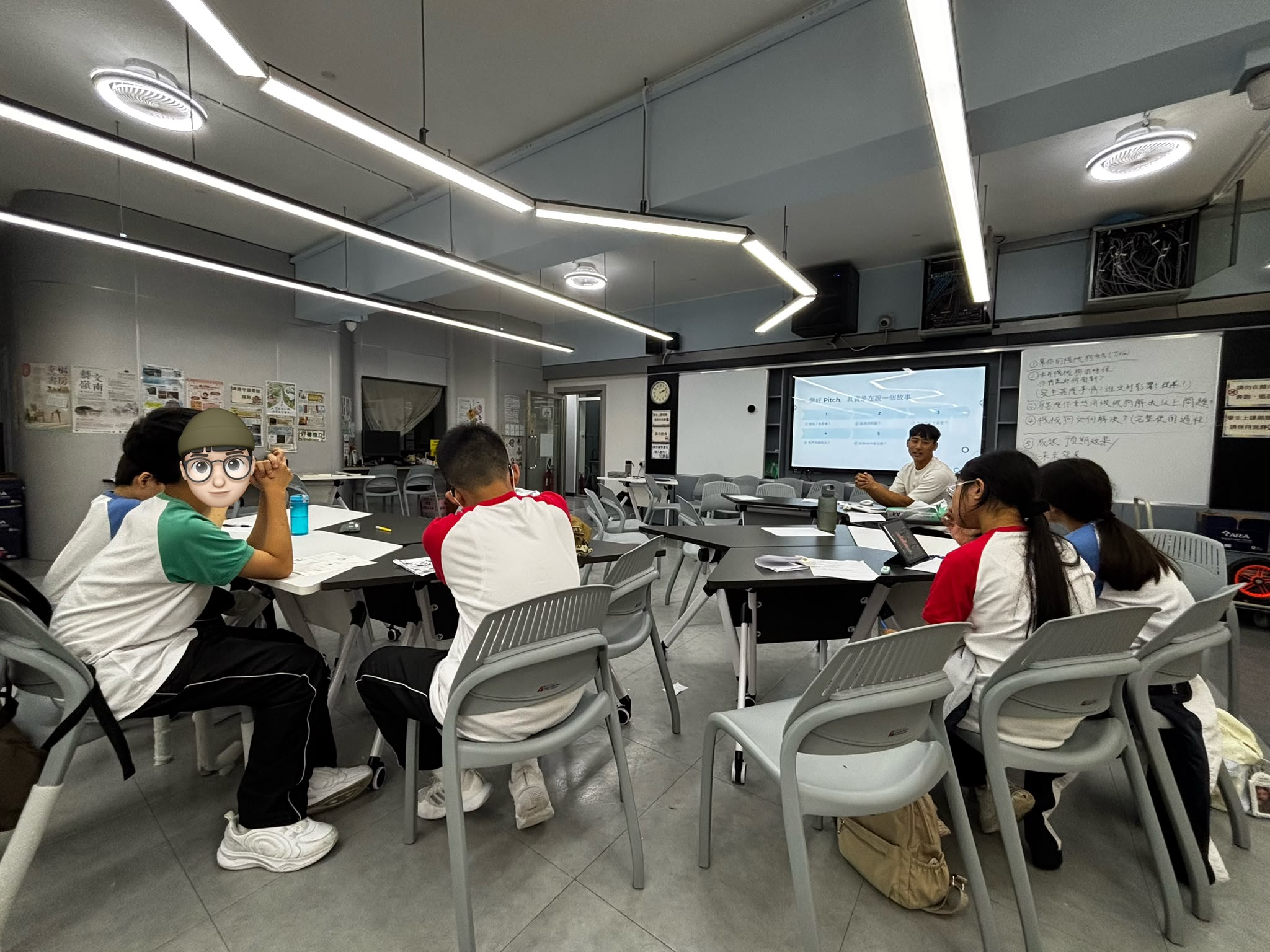 各組學生圍坐討論故事板，Instructor 在台前講解設計思維步驟