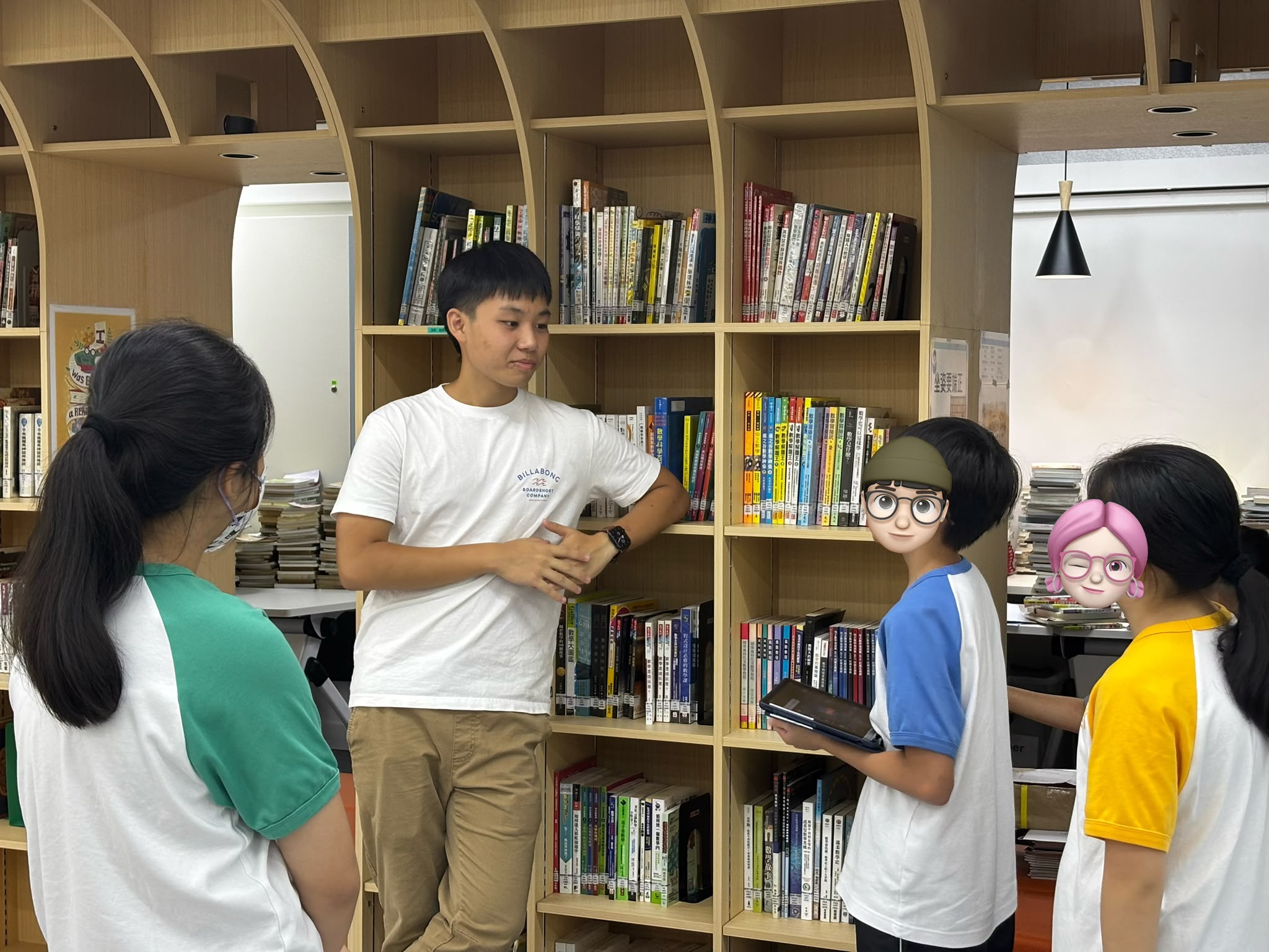 Instructor 與手持平板的學生討論，如何調整程式解決機械狗的問題